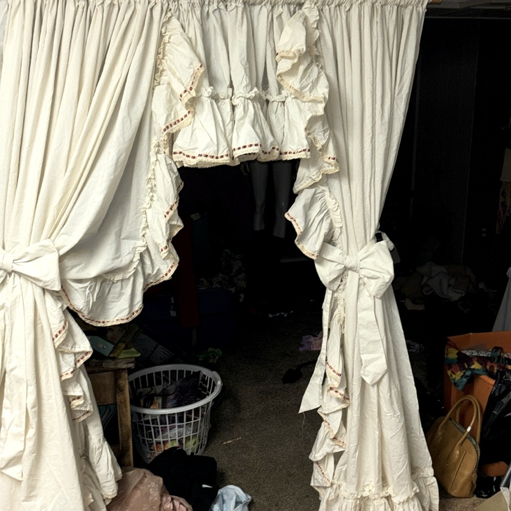 Country farmhouse, ruffled curtains